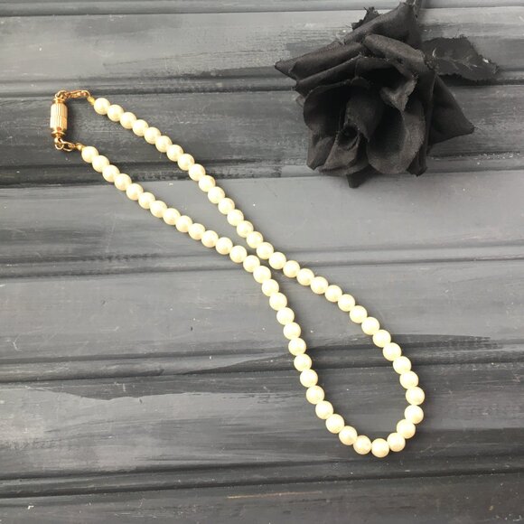 Vintage Faux Pearl Necklace - Picture 4 of 9